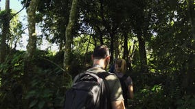 NEPAL, LISTOPAD - 11, 2018: Chodząca wycieczka turysyczna z przewdonikami przy Chitwan parkiem narodowym zbiory wideo NEPAL, LISTOPAD - 11, 2018: Chodząca wycieczka turysyczna z przewdonikami przy Chitwan parkiem narodowym zbiory wideo