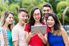 Nerdy französische Studentin mit Tablet-Computer und Gruppe internationale Studenten lizenzfreie stockbilder Nerdy französische Studentin mit Tablet-Computer und Gruppe internationale Studenten lizenzfreie stockbilder