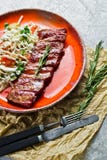 Nervures de porc américaines traditionnelles de barbecue avec une garniture de salade verte Fond gris, vue de côté images stock Nervures de porc américaines traditionnelles de barbecue avec une garniture de salade verte Fond gris, vue de côté images stock