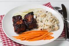 Nervures de porc avec de la salade et la carotte de pomme de terre américaines La vue à partir du dessus le Copie-espace photo libre de droits Nervures de porc avec de la salade et la carotte de pomme de terre américaines La vue à partir du dessus le Copie-espace photo libre de droits