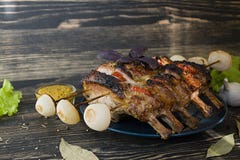 Nervures de porc grill?es avec des l?gumes et des ?pices sur un fond en bois Vue de c?t? images libres de droits Nervures de porc grill?es avec des l?gumes et des ?pices sur un fond en bois Vue de c?t? images libres de droits