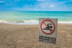 Nessun segno di nuoto sulla spiaggia Immagini Stock Libere da Diritti Nessun segno di nuoto sulla spiaggia Immagini Stock Libere da Diritti