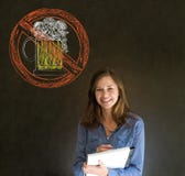 Nessuna donna dell'alcool della birra sul fondo della lavagna fotografia stock Nessuna donna dell'alcool della birra sul fondo della lavagna fotografia stock