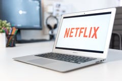 Netflix est un fournisseur global de couler des films et la série télévisée photographie stock Netflix est un fournisseur global de couler des films et la série télévisée photographie stock