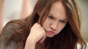 Nette Frau haben Spaß Porträt des spielerischen Mädchens genießen lustige Gesichter stock footage Nette Frau haben Spaß Porträt des spielerischen Mädchens genießen lustige Gesichter stock footage