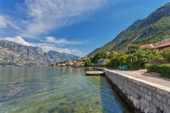 Nette Gebirgs- und Seeansicht lizenzfreie stockfotos Nette Gebirgs- und Seeansicht lizenzfreie stockfotos