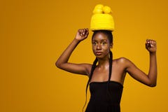Nette junge afrikanische Frau mit gelbem Make-up auf ihren Augen Weibliches Modell gegen gelben Hintergrund mit gelben Zitronen stockbild Nette junge afrikanische Frau mit gelbem Make-up auf ihren Augen Weibliches Modell gegen gelben Hintergrund mit gelben Zitronen stockbild
