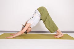 Nette junge Frau, die Yoga tut Asana lizenzfreies stockbild Nette junge Frau, die Yoga tut Asana lizenzfreies stockbild