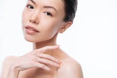 Nette junge koreanische Frau, die Weichheit im Studio ausdrückt lizenzfreies stockfoto Nette junge koreanische Frau, die Weichheit im Studio ausdrückt lizenzfreies stockfoto