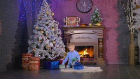 Nette Jungenöffnungsgeschenke am Weihnachtsabend HD stock video footage Nette Jungenöffnungsgeschenke am Weihnachtsabend HD stock video footage