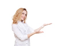 Nette kaukasische blonde Frauenshow etwas lokalisiert auf weißem Hintergrund stockbilder Nette kaukasische blonde Frauenshow etwas lokalisiert auf weißem Hintergrund stockbilder