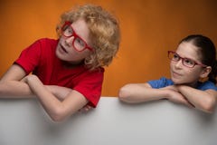 Nette Kinder in den Gläsern, die wegwhil schauen Lizenzfreies Stockfoto Nette Kinder in den Gläsern, die wegwhil schauen Lizenzfreies Stockfoto