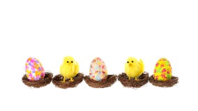 Nette Ostern-Fahne mit drei bunten gemalten Eiern und zwei dekorativen Hühnern, die in den Vogelnestern, lokalisiert auf einem We lizenzfreie stockbilder Nette Ostern-Fahne mit drei bunten gemalten Eiern und zwei dekorativen Hühnern, die in den Vogelnestern, lokalisiert auf einem We lizenzfreie stockbilder