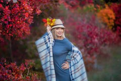 Nette schöne Mädchendamenfrau mit dem blonden Haar im stilvollen Kleid mit dem Hut, der im Herbstwald steht stockfotos Nette schöne Mädchendamenfrau mit dem blonden Haar im stilvollen Kleid mit dem Hut, der im Herbstwald steht stockfotos