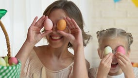 Nette Tochter und Mutter, die den Spaß setzt farbige Eier in Augen, Ostern-Vorabend hat stock video Nette Tochter und Mutter, die den Spaß setzt farbige Eier in Augen, Ostern-Vorabend hat stock video