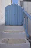 Nette Treppe, die in den typischen blauen Türen in den malerischen Straßen sehr beenden, verengt in Chora-Insel von Mikonos Arte stockbild Nette Treppe, die in den typischen blauen Türen in den malerischen Straßen sehr beenden, verengt in Chora-Insel von Mikonos Arte stockbild