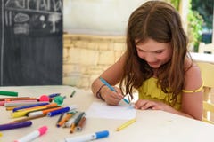 Nette Zeichnung und Malerei des kleinen Mädchens am Kindergarten Kreativer Tätigkeitskinderverein lizenzfreie stockbilder Nette Zeichnung und Malerei des kleinen Mädchens am Kindergarten Kreativer Tätigkeitskinderverein lizenzfreie stockbilder
