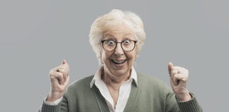 Nette ältere Dame, die ihren Sieg mit den angehobenen Fäusten feiert stockfotos Nette ältere Dame, die ihren Sieg mit den angehobenen Fäusten feiert stockfotos