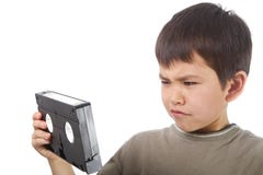Netter junger asiatischer Junge scheint durch ein Video konfus Lizenzfreie Stockbilder Netter junger asiatischer Junge scheint durch ein Video konfus Lizenzfreie Stockbilder