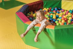 netter kleiner Junge, der an der Kamera beim Spielen im Pool mit buntem lächelt lizenzfreies stockbild netter kleiner Junge, der an der Kamera beim Spielen im Pool mit buntem lächelt lizenzfreies stockbild