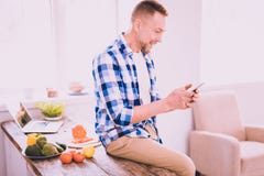 Netter Mann, der am Telefon in der Küche plaudert stockfotos Netter Mann, der am Telefon in der Küche plaudert stockfotos