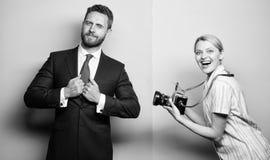 Netter Schu? Ruhm und Erfolg Gesch?ftsmann genie?en Sternmoment Fotograf, der Foto erfolgreichen Gesch?ftsmann nimmt Paparazzis lizenzfreie stockbilder Netter Schu? Ruhm und Erfolg Gesch?ftsmann genie?en Sternmoment Fotograf, der Foto erfolgreichen Gesch?ftsmann nimmt Paparazzis lizenzfreie stockbilder