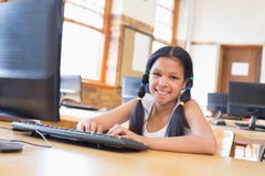 Netter Schüler in der Computerklasse Lizenzfreie Stockfotos Netter Schüler in der Computerklasse Lizenzfreie Stockfotos