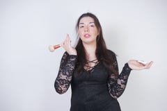 Nettes asiatisches M?dchen im schwarzen Spitzeabendkleid mit Pulver und eine B?rste in den H?nden auf wei?em Hintergrund lizenzfreies stockbild Nettes asiatisches M?dchen im schwarzen Spitzeabendkleid mit Pulver und eine B?rste in den H?nden auf wei?em Hintergrund lizenzfreies stockbild