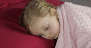 Nettes Baby, das zu Hause auf dem Bett schl?ft Wenig M?dchen, das im Morgenlicht schl?ft stock video footage Nettes Baby, das zu Hause auf dem Bett schl?ft Wenig M?dchen, das im Morgenlicht schl?ft stock video footage