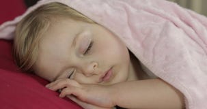 Nettes Baby, das zu Hause auf dem Bett schl?ft Wenig M?dchen, das im Morgenlicht schl?ft stock video Nettes Baby, das zu Hause auf dem Bett schl?ft Wenig M?dchen, das im Morgenlicht schl?ft stock video