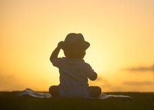 Nettes Babysonnenuntergang-Schattenbildporträt lizenzfreie stockfotos Nettes Babysonnenuntergang-Schattenbildporträt lizenzfreie stockfotos