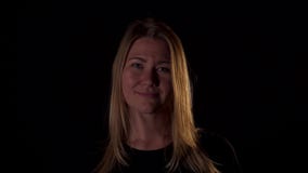 Nettes blondes Mädchen oder Frau auf schwarzem Hintergrund im schwarzen T-Shirt Hergekommen von der Follow-megeste stock video Nettes blondes Mädchen oder Frau auf schwarzem Hintergrund im schwarzen T-Shirt Hergekommen von der Follow-megeste stock video