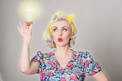 Nettes blondes Retro- Mädchen, das glühende Glühlampe - humorvollen Betrug hält stockfotografie Nettes blondes Retro- Mädchen, das glühende Glühlampe - humorvollen Betrug hält stockfotografie