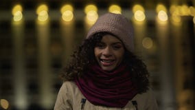 Nettes gelocktes zufälliges Mädchen, das aufwirft und herzlichst an der Kamera, glückliche Dame lächelt stock footage Nettes gelocktes zufälliges Mädchen, das aufwirft und herzlichst an der Kamera, glückliche Dame lächelt stock footage
