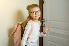 Nettes Juniorschulmädchen mit dem blonden Haar, das zur Schule, stehend geht stockfotografie Nettes Juniorschulmädchen mit dem blonden Haar, das zur Schule, stehend geht stockfotografie