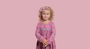 Nettes 3-jähriges altes blondes Mädchen in einer rosa Ausstattung mit schönen grünen Augen Rosa Hintergrund stockfotos Nettes 3-jähriges altes blondes Mädchen in einer rosa Ausstattung mit schönen grünen Augen Rosa Hintergrund stockfotos