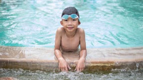 Nettes Kind, das an den Sommerferien spielt und schwimmt stockfotos Nettes Kind, das an den Sommerferien spielt und schwimmt stockfotos