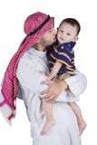 Nettes Kind geküsst vom Vater im Studio lizenzfreie stockfotografie Nettes Kind geküsst vom Vater im Studio lizenzfreie stockfotografie