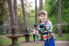 Nettes Kinderjungenspielen Grafiken Stellen Spiele Am Bio Resort Dar Das Flughund Oder Spinnennetz Umfasst Jede Kindheit Ist Vo Stockfoto Bild Von Kinderjungenspielen Spinnennetz