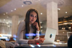 Nettes Mädchen arbeitet an Laptop im Hippie-Café lizenzfreies stockfoto Nettes Mädchen arbeitet an Laptop im Hippie-Café lizenzfreies stockfoto