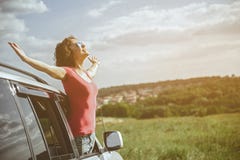Nettes Mädchen, das im Auto auf Wiese sich entspannt stockbilder Nettes Mädchen, das im Auto auf Wiese sich entspannt stockbilder