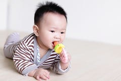 Nettes Schätzchen, das auf Wohnzimmerfußboden kriecht stockfoto Nettes Schätzchen, das auf Wohnzimmerfußboden kriecht stockfoto