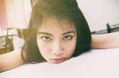 Nettes sexy asiatisches Mädchen, das selfie auf Bett nimmt Lizenzfreie Stockfotografie Nettes sexy asiatisches Mädchen, das selfie auf Bett nimmt Lizenzfreie Stockfotografie