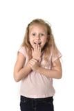 Nettes und süßes kleines Mädchen im Unglauben und Überraschungsgesicht expres lizenzfreie stockfotografie Nettes und süßes kleines Mädchen im Unglauben und Überraschungsgesicht expres lizenzfreie stockfotografie