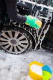 Nettoyage de la station de lavage de roue avec une éponge photos stock Nettoyage de la station de lavage de roue avec une éponge photos stock