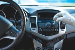 Nettoyage du tableau de bord de voiture photographie stock Nettoyage du tableau de bord de voiture photographie stock
