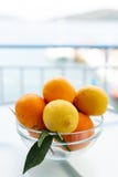 Neue Ernte von geschmackvollen organischen Orangen und von Zitronen, Zitrusfr?chte in der Glassch?ssel stockfotos Neue Ernte von geschmackvollen organischen Orangen und von Zitronen, Zitrusfr?chte in der Glassch?ssel stockfotos