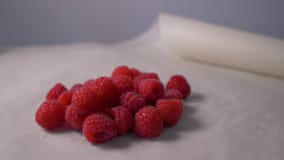 Neue Himbeerrotation in 4K Frische Himbeeren auf dem Tisch Der Kamera drehen sich Konzept: Gesamtlänge für das Rezept Nahrung stock footage Neue Himbeerrotation in 4K Frische Himbeeren auf dem Tisch Der Kamera drehen sich Konzept: Gesamtlänge für das Rezept Nahrung stock footage
