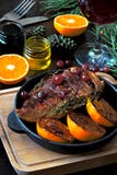 neue Ideen, das Haus zu verzieren dieses Weihnachten Hühnerbrust gebacken mit Tangerinen und Moosbeeren Weihnachtsbaumaste und ei stockfoto neue Ideen, das Haus zu verzieren dieses Weihnachten Hühnerbrust gebacken mit Tangerinen und Moosbeeren Weihnachtsbaumaste und ei stockfoto