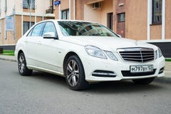 Neue Luxus- business-class Selbst-Mercedes Benz parkte nahe dem Haus lizenzfreies stockbild Neue Luxus- business-class Selbst-Mercedes Benz parkte nahe dem Haus lizenzfreies stockbild